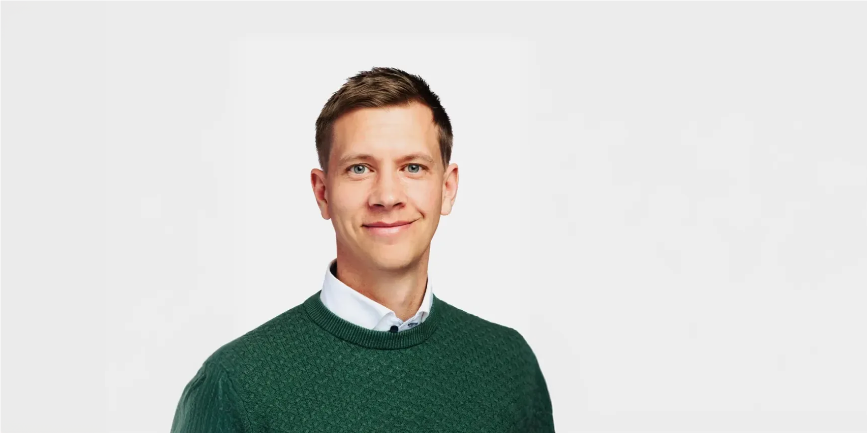 Portrait of Sebastian from Photoncycle, expert in smart energy solutions, seasonal energy storage and solar-powered battery systems for sustainable heating and energy storage innovation.