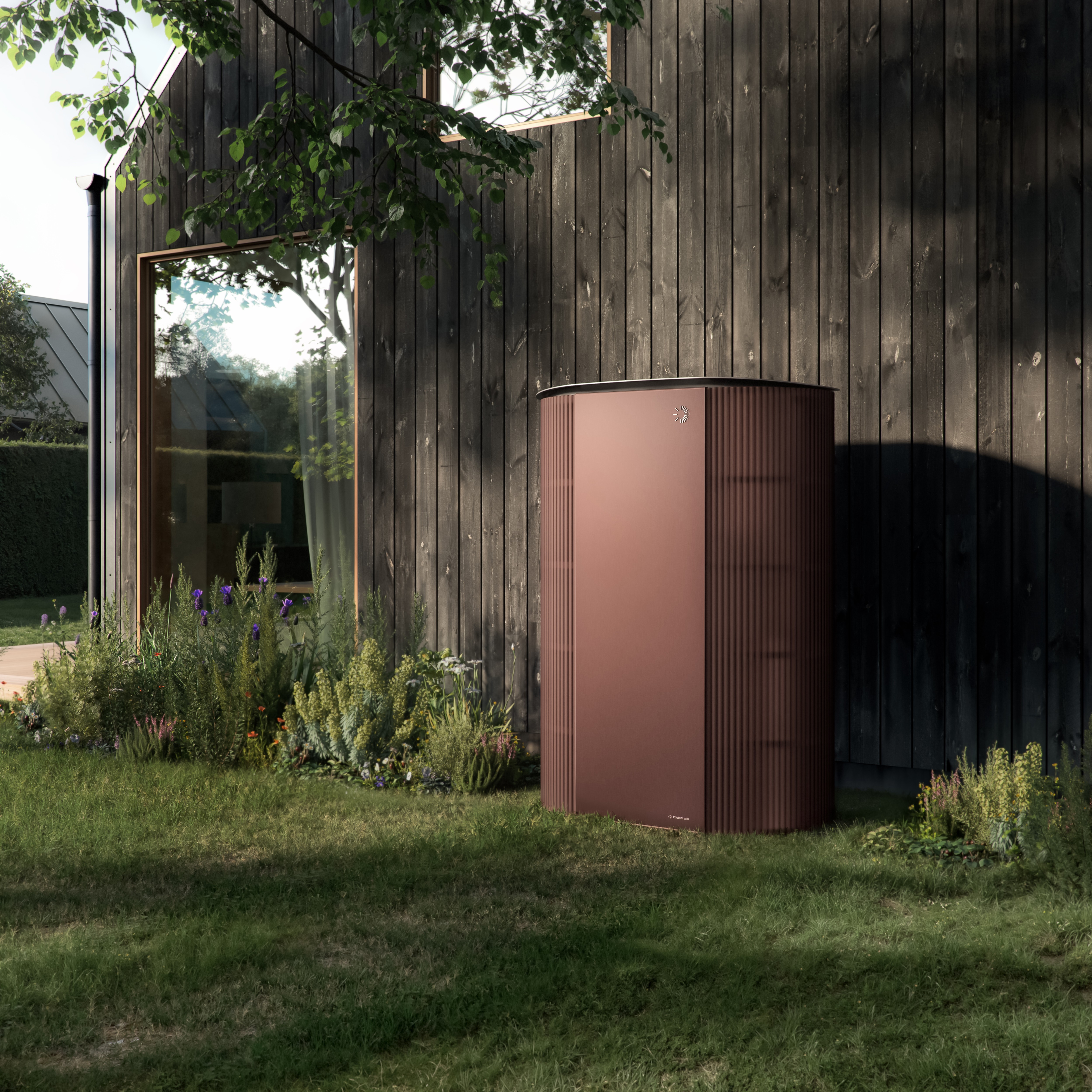 Fotografi af et dansk stil hus med et saddeltag om vinteren, med en rød Photoncycle-enhed installeret.